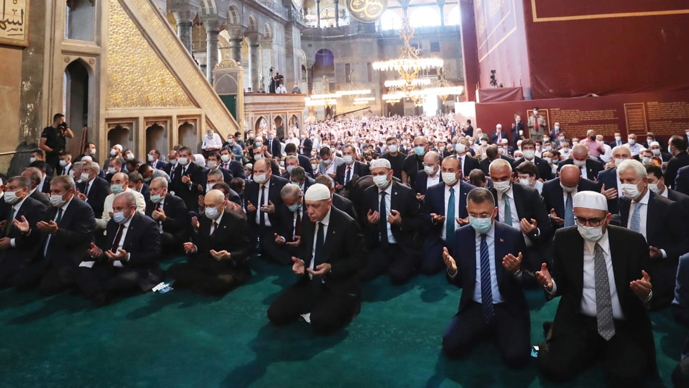 Recep Tayyip Erdogan (M) nimmt an den Freitagsgebeten in der Hagia Sophia teil: Die Eröffnung der Moschee wird in der Türkei großinszeniert, Fernsehsender berichten live.