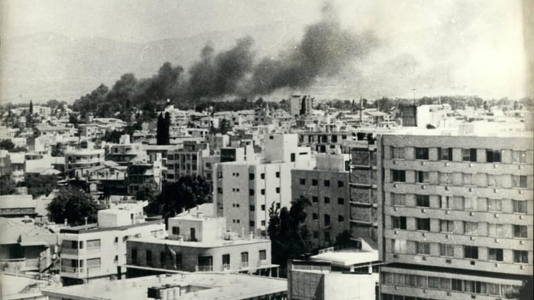Rauchwolken über der zypriotischen Hauptstadt im August 1974: Türkische Kampfflugzeuge greifen Stellungen von griechisch-zypriotischen Milizen an.