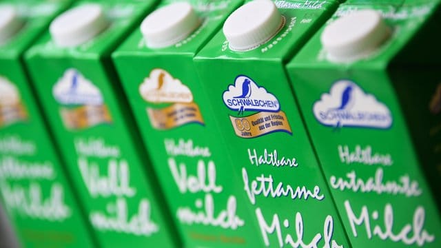 Milchpackungen der Schwälbchen Molkerei