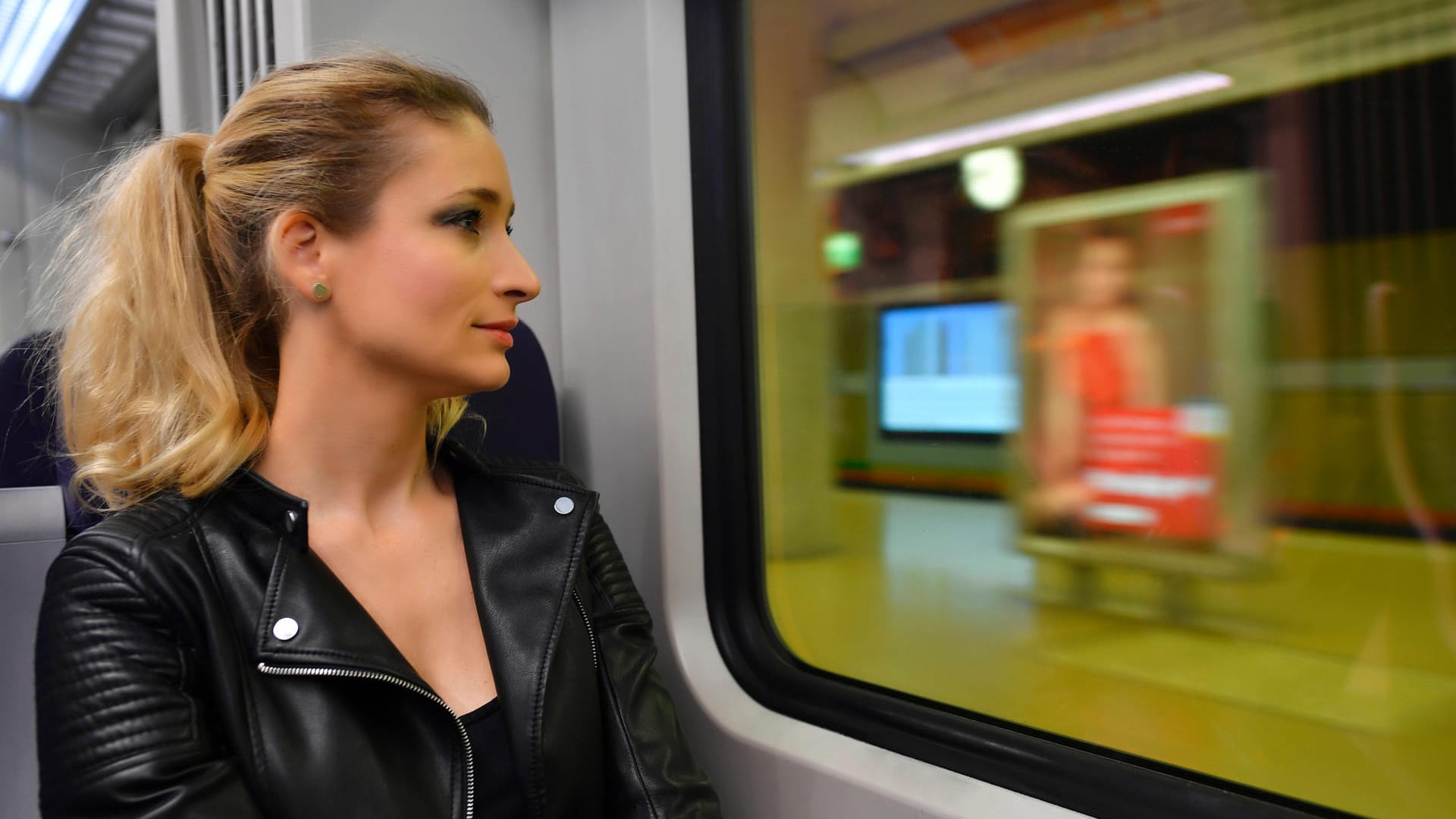 Frau ohne Mundschutzmaske: Wer in den Zügen der Deutschen Bahn die Maskenpflicht verweigert, muss mit einem Einsatz der Bundespolizei rechnen. (Symbolbild)