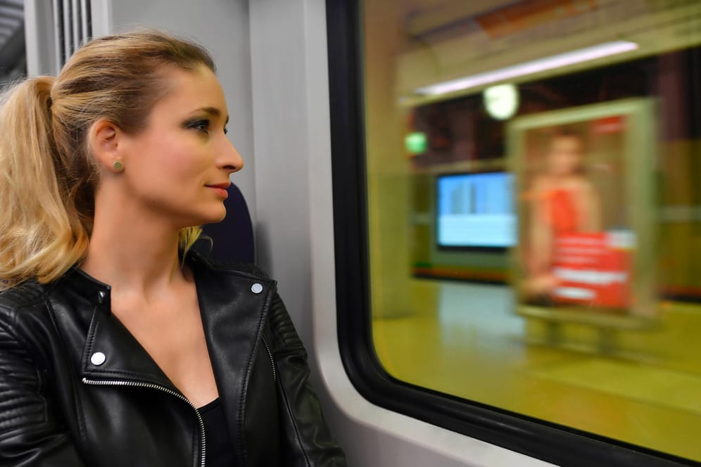 Frau ohne Mundschutzmaske: Wer in den Zügen der Deutschen Bahn die Maskenpflicht verweigert, muss mit einem Einsatz der Bundespolizei rechnen. (Symbolbild)