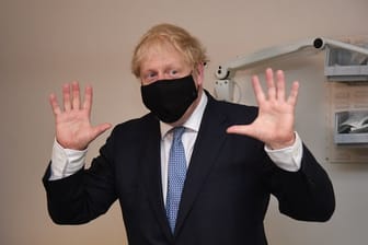 Der britische Premierminister Boris Johnson bei einem Besuch in einem Krankenhause im Osten Londons.