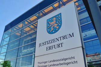 Das Justizzentrum Erfurt: Die Staatsanwaltschaft wirft einem 49-Jährigen Mord in Tateinheit mit schwerem gefährlichem Eingriff in den Straßenverkehr. (Symbolfoto)