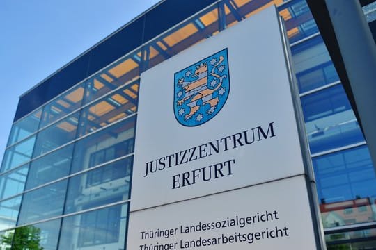 Das Justizzentrum Erfurt: Die Staatsanwaltschaft wirft einem 49-Jährigen Mord in Tateinheit mit schwerem gefährlichem Eingriff in den Straßenverkehr. (Symbolfoto)