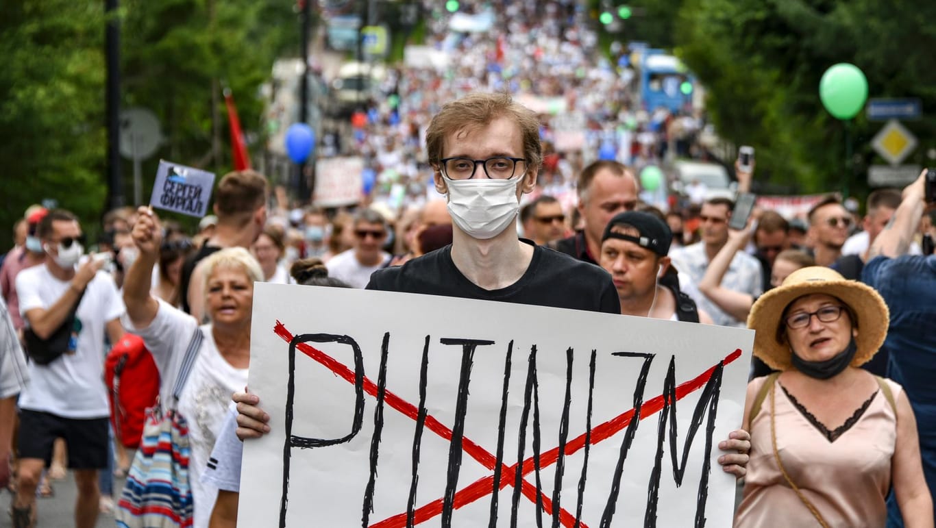 Protest in Chabarowsk, auf dem Plakat das durchgestrichene Wort "Putinismus": Am Samstag waren laut Veranstaltern 100.000 Menschen auf der Straße.