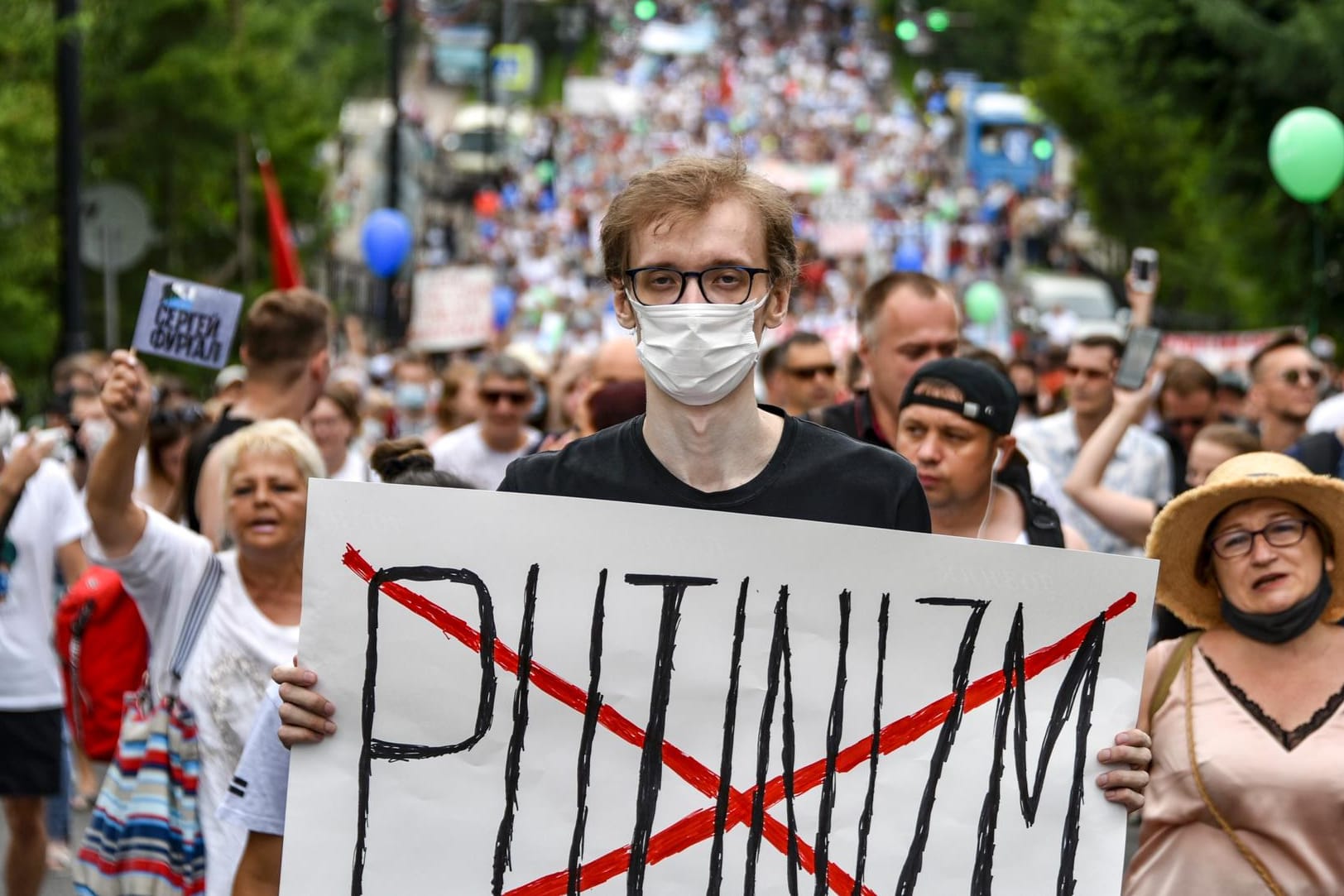 Protest in Chabarowsk, auf dem Plakat das durchgestrichene Wort "Putinismus": Am Samstag waren laut Veranstaltern 100.000 Menschen auf der Straße.