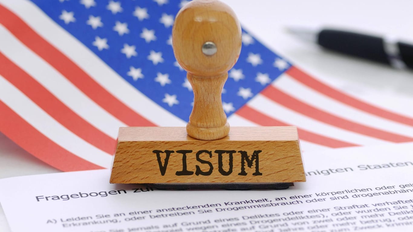 Visa-Stempel (Symbolfoto): Die USA verschärfen im Lichte der Corona-Krise ihre Einreisevorschriften.