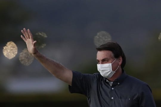 Bolsonaro bezeichnete das Coronavirus mehrfach als "leichte Grippe" und lehnte Einschränkungen und Schutzmaßnahmen ab.