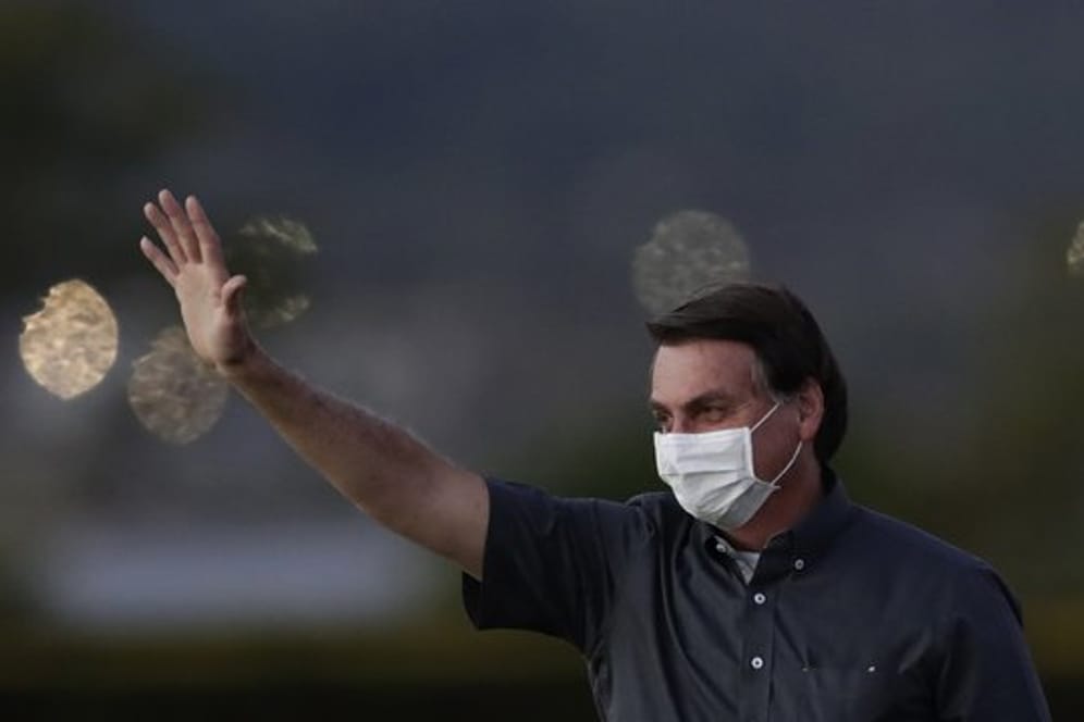 Bolsonaro bezeichnete das Coronavirus mehrfach als "leichte Grippe" und lehnte Einschränkungen und Schutzmaßnahmen ab.