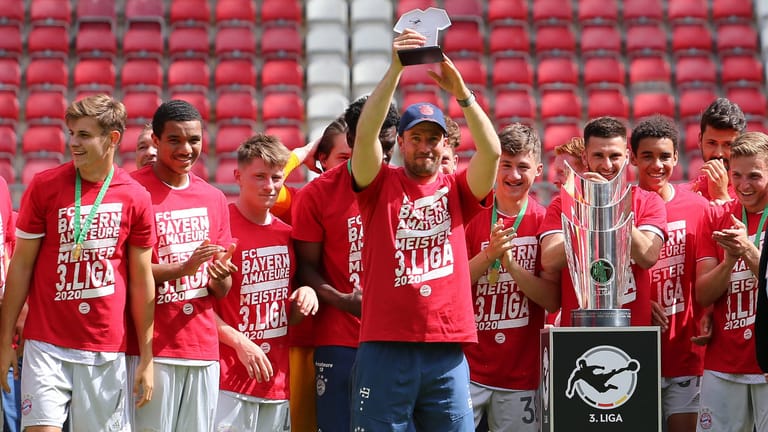 Mit der zweiten Mannschaft von Bayern München holte Sebastian Hoeneß mit der Drittligameisterschaft seinen ersten Titel als Trainer.