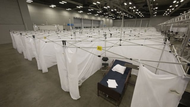 In Austin im Bundesstaat Texas ist ein Behelfskrankenhaus in einem Veranstaltungszentrum aufgebaut worden. In Austin im Bundesstaat Texas ist ein Behelfskrankenhaus in einem Veranstaltungszentrum aufgebaut worden.