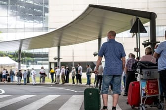 Reisende stehen am Corona-Testzentrum am Flughafen Köln/Bonn an.