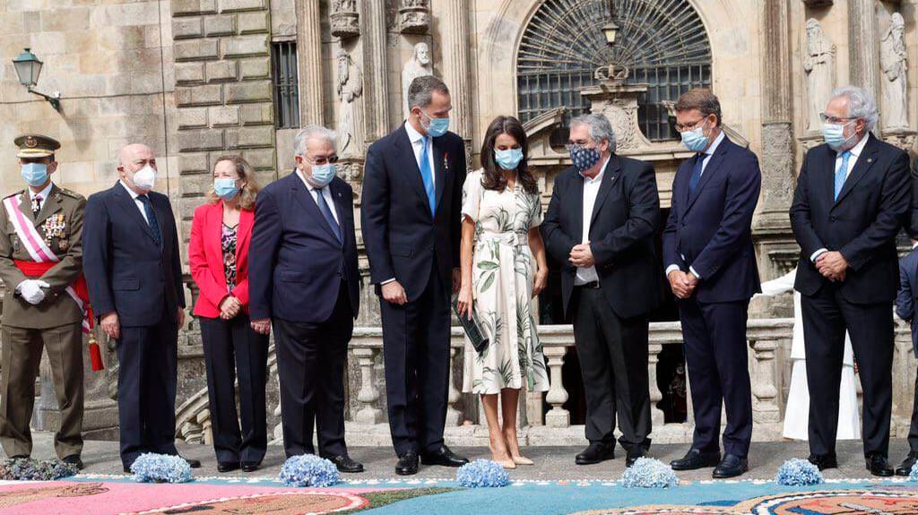 König Felipe und Königin Letizia im Gespräch mit den lokalen Behörden.