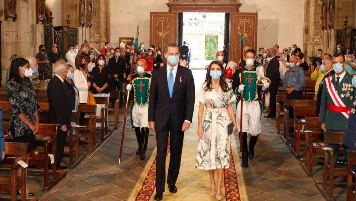 Das Königspaar betritt die Kathedrale von Santiago de Compostela.