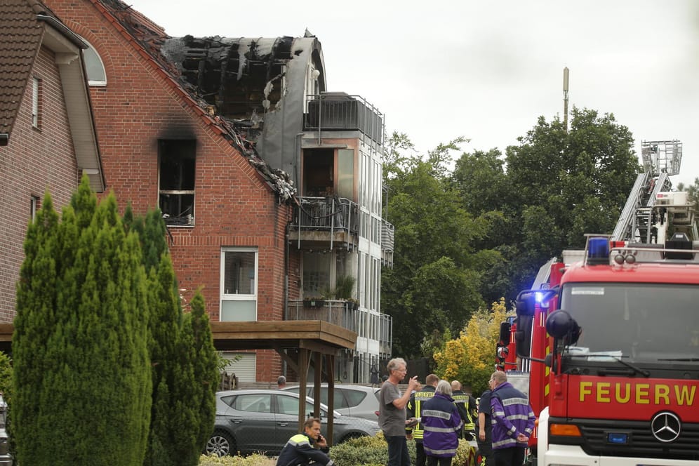 Nordrhein-Westfalen, Wesel: Bei dem Absturz eines Ultraleichtflugzeugs auf das Mehrfamilienhaus im niederrheinischen Wesel sind am Samstag drei Menschen gestorben.