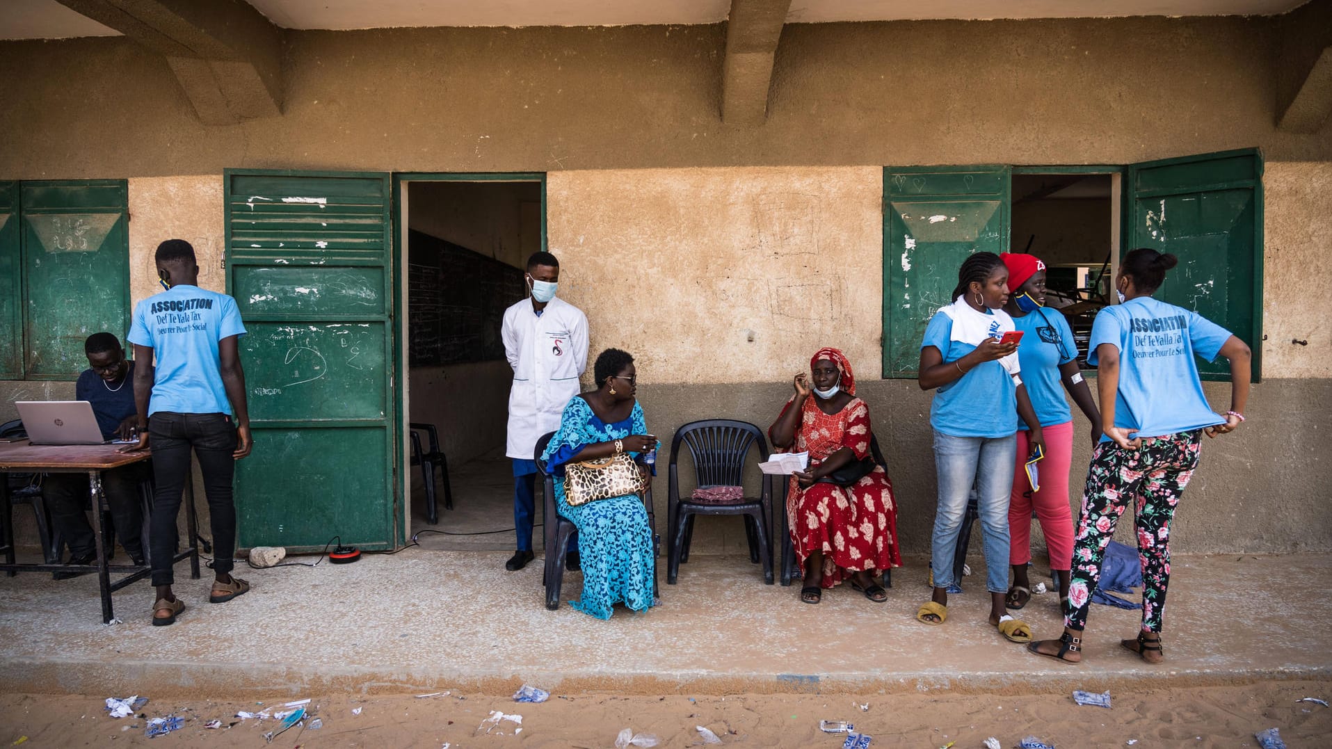 Menschen in Afrika vor einem Krankenhaus: Die Arbeitslosenquote liegt beispielsweise in Südafrika durch die Corona-Pandemie mittlerweile bei 50 Prozent. (Symbolbild) Menschen in Afrika vor einem Krankenhaus: Die Arbeitslosenquote liegt beispielsweise in Südafrika durch die Corona-Pandemie mittlerweile bei 50 Prozent. (Symbolbild)