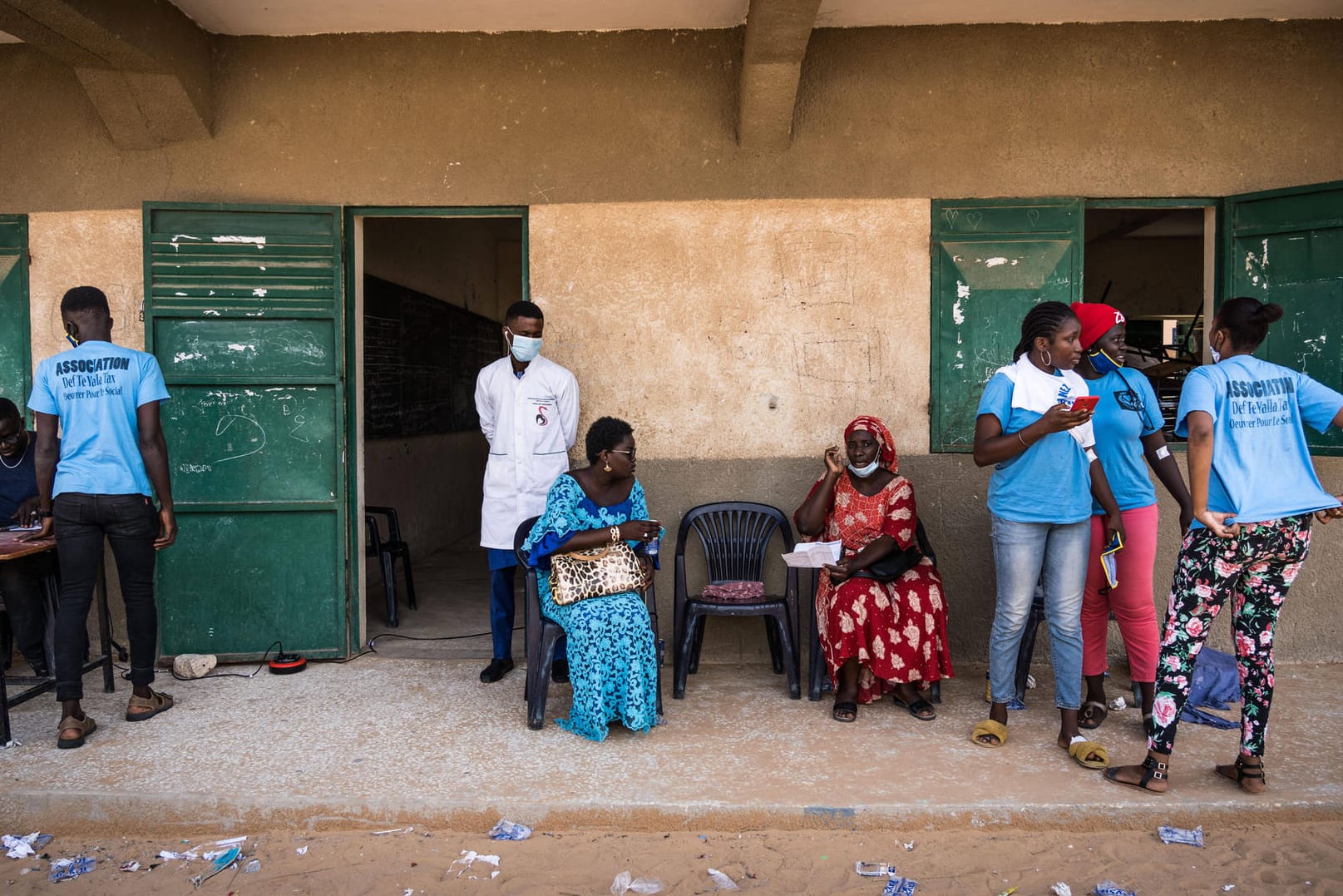 Menschen in Afrika vor einem Krankenhaus: Die Arbeitslosenquote liegt beispielsweise in Südafrika durch die Corona-Pandemie mittlerweile bei 50 Prozent. (Symbolbild)