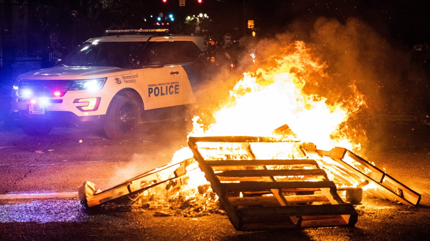 Portland: In der amerikanischen Stadt ist es erneut zu Auseinandersetzungen zwischen Demonstranten und Bundespolizisten gekommen.