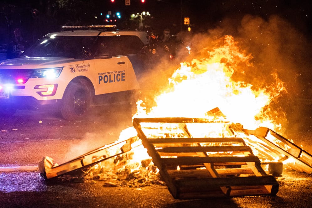 Portland: In der amerikanischen Stadt ist es erneut zu Auseinandersetzungen zwischen Demonstranten und Bundespolizisten gekommen.