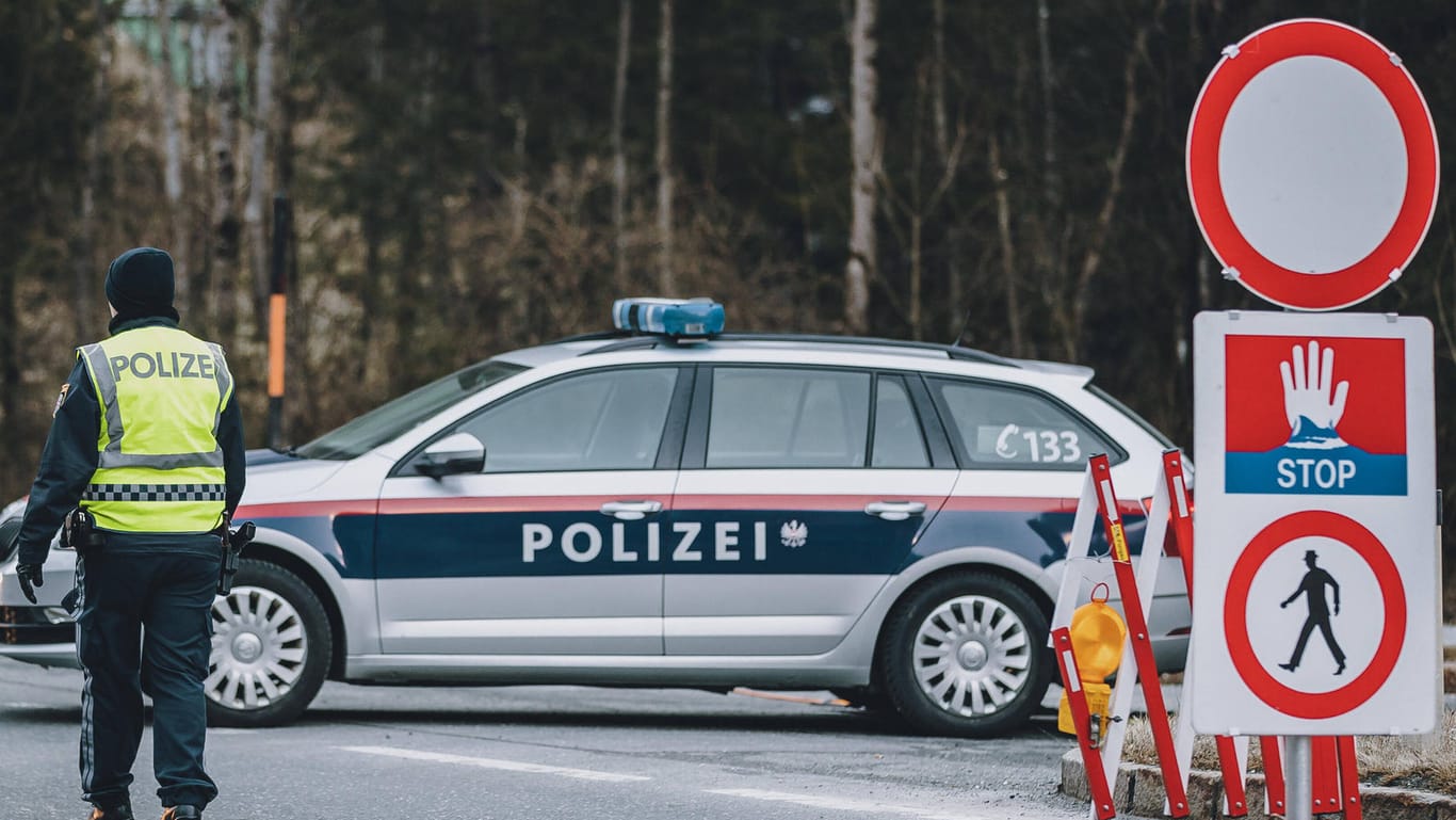 Polizei in Österreich (Symbolfoto): In Tirol ist ein deutscher Bergsteiger durch einen Felssturz getötet worden.