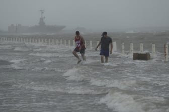 Eine Straße in der texanischen Stadt Corpus Christi ist bereits von dem anstehenden Hurrikan überflutet worden.