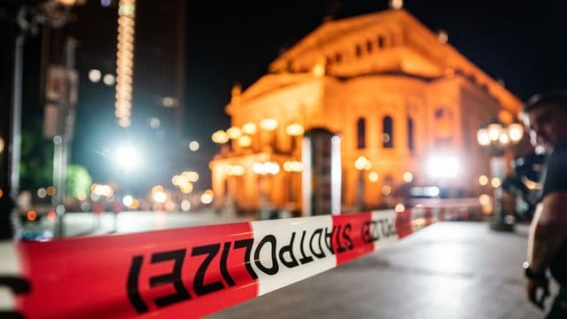 Mit Flatterband abgesperrt und menschenleer ist der Platz vor der Alten Oper. Mit Flatterband abgesperrt und menschenleer ist der Platz vor der Alten Oper.