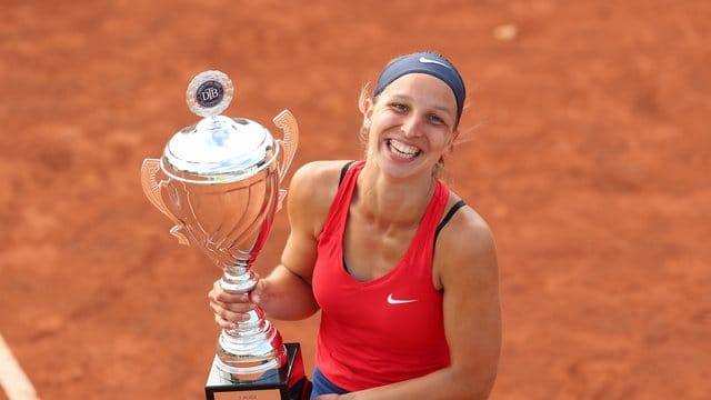 Tamara Korpatsch posiert nach der Siegerehrung mit dem Pokal.
