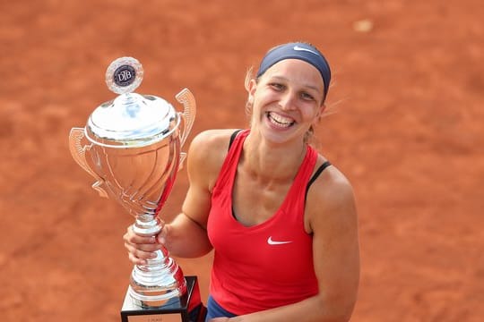Tamara Korpatsch posiert nach der Siegerehrung mit dem Pokal.