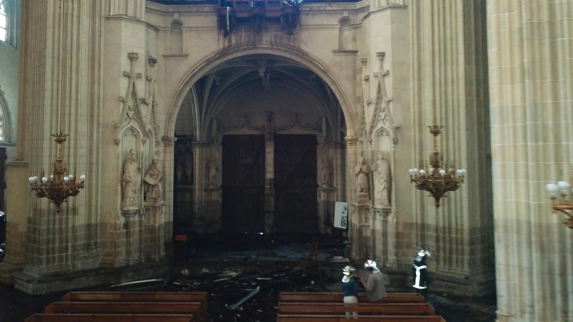 Feuerwehrleute an der Brandstelle in der Kathedrale: Der festgenommene Mann soll dafür zuständig gewesen sein, die Kathedrale am Abend zu schließen (Archivbild).