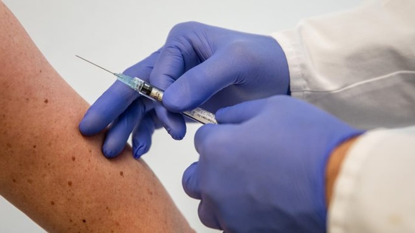 Impfung: Wann ein Impfstoff gegen das Coronavirus verfügbar ist, bleibt weiterhin unklar (Symbolbild).