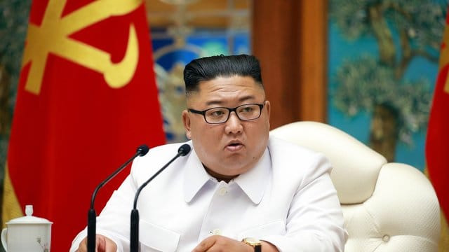 Nordkoreas Machthaber Kim Jong Un bei einer Notstandssitzung des Politbüros wegen der Coronavirus-Pandemie. Nordkoreas Machthaber Kim Jong Un bei einer Notstandssitzung des Politbüros wegen der Coronavirus-Pandemie.