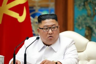 Nordkoreas Machthaber Kim Jong Un bei einer Notstandssitzung des Politbüros wegen der Coronavirus-Pandemie.