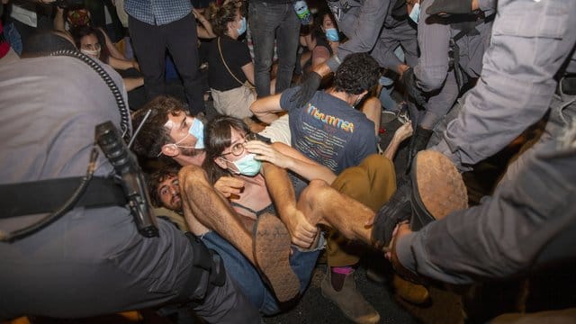 Israelische Polizeibeamte nehmen Demonstranten während eines Protests gegen Israels Premierminister Benjamin Netanjahu vor seiner Residenz in Jerusalem fest. Israelische Polizeibeamte nehmen Demonstranten während eines Protests gegen Israels Premierminister Benjamin Netanjahu vor seiner Residenz in Jerusalem fest.