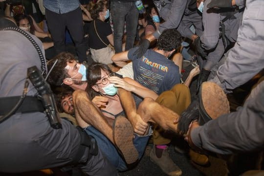 Israelische Polizeibeamte nehmen Demonstranten während eines Protests gegen Israels Premierminister Benjamin Netanjahu vor seiner Residenz in Jerusalem fest.
