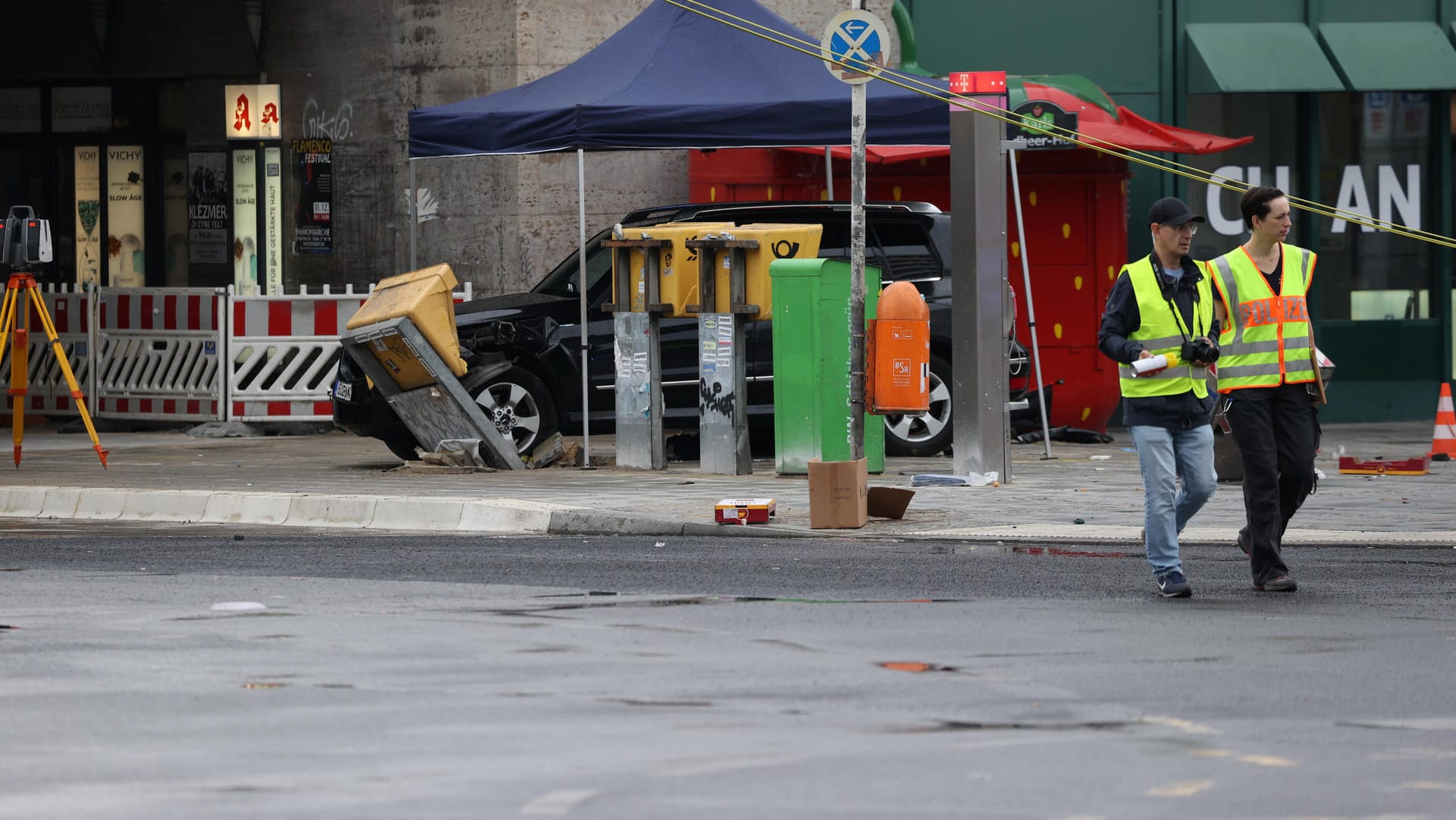 Polizeieinsatz: Am Hardenbergplatz beim Bahnhof Zoo in Berlin ist ein Auto in eine Menschenmenge gefahren, sieben Menschen wurden verletzt.