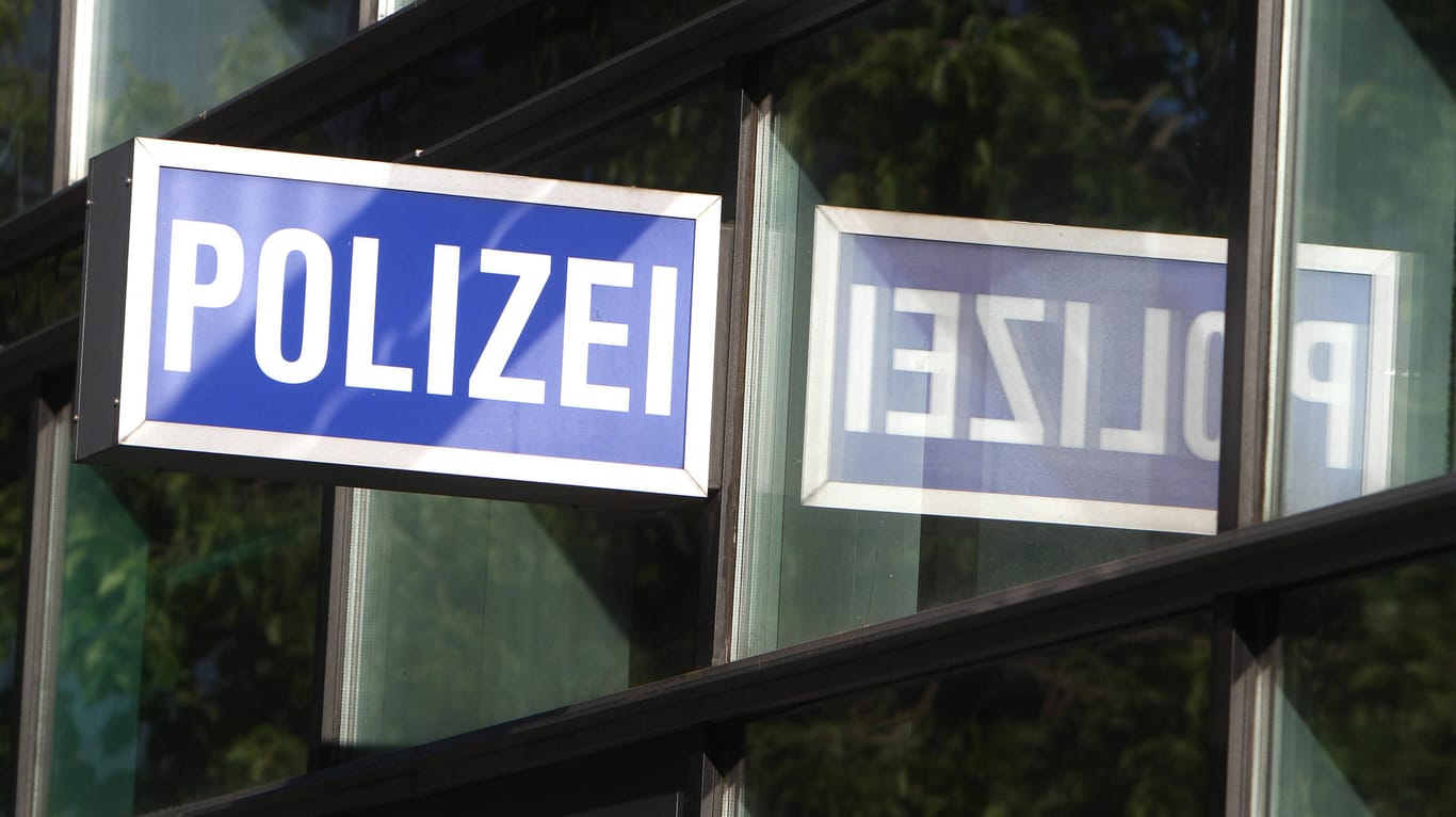 Schild mit der Aufschrift Polizei: Aus Hessen sind drei Fälle bekannt, bei denen die Daten der Opfer über Polizeicomputer abgefragt wurden (Symbolbild).