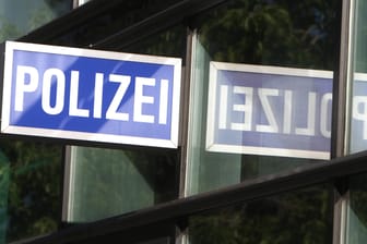 Schild mit der Aufschrift Polizei: Aus Hessen sind drei Fälle bekannt, bei denen die Daten der Opfer über Polizeicomputer abgefragt wurden (Symbolbild).