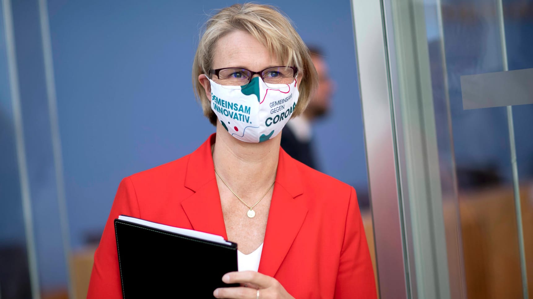 Anja Karliczek: Die Forschungsministerin dämpft die Erwartungen für eine schnelle Verfügbarkeit eines Impfstoffes gegen das Coronavirus. Anja Karliczek: Die Forschungsministerin dämpft die Erwartungen für eine schnelle Verfügbarkeit eines Impfstoffes gegen das Coronavirus.