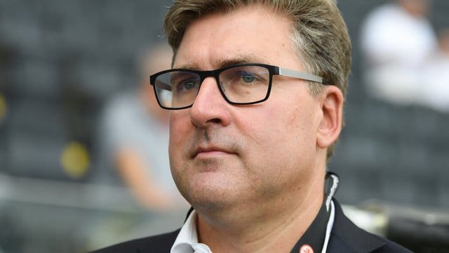 Axel Hellmann erwartet ungefähr 20. Axel Hellmann erwartet ungefähr 20.