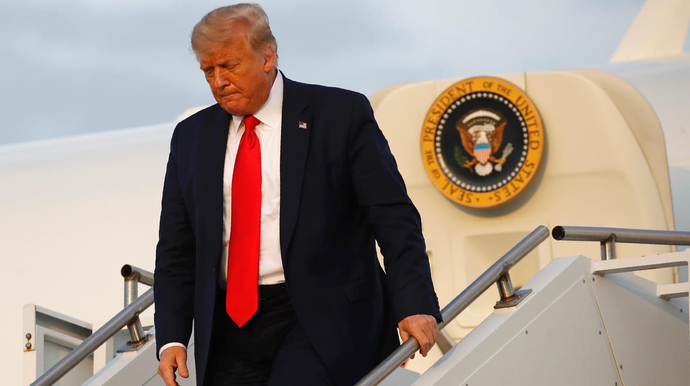 US-PrΓ€sident Donald Trump beim Verlassen der Air Force One: Seine Regierung will die Fertigstellung der Ostsee-Pipeline Nord Stream 2 verhindern. US-PrΓ€sident Donald Trump beim Verlassen der Air Force One: Seine Regierung will die Fertigstellung der Ostsee-Pipeline Nord Stream 2 verhindern.
