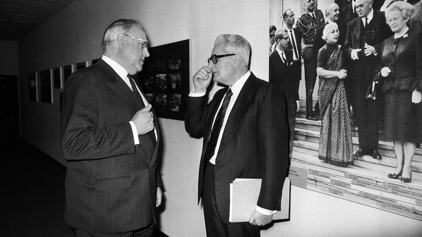 Bonn, 28.01.1990: CDU-Vorsitzender Helmut Kohl (l.) und SPD-Vorsitzender Hans-Jochen Vogel.