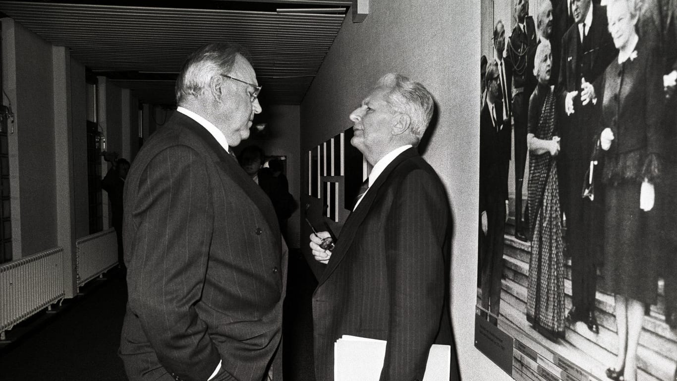CDU- und SPD-Chef auf Augenhöhe? Helmut Kohl (l.) und Hans-Jochen Vogel im ZDF-Studio zur Landtagswahl im Saarland 1990.