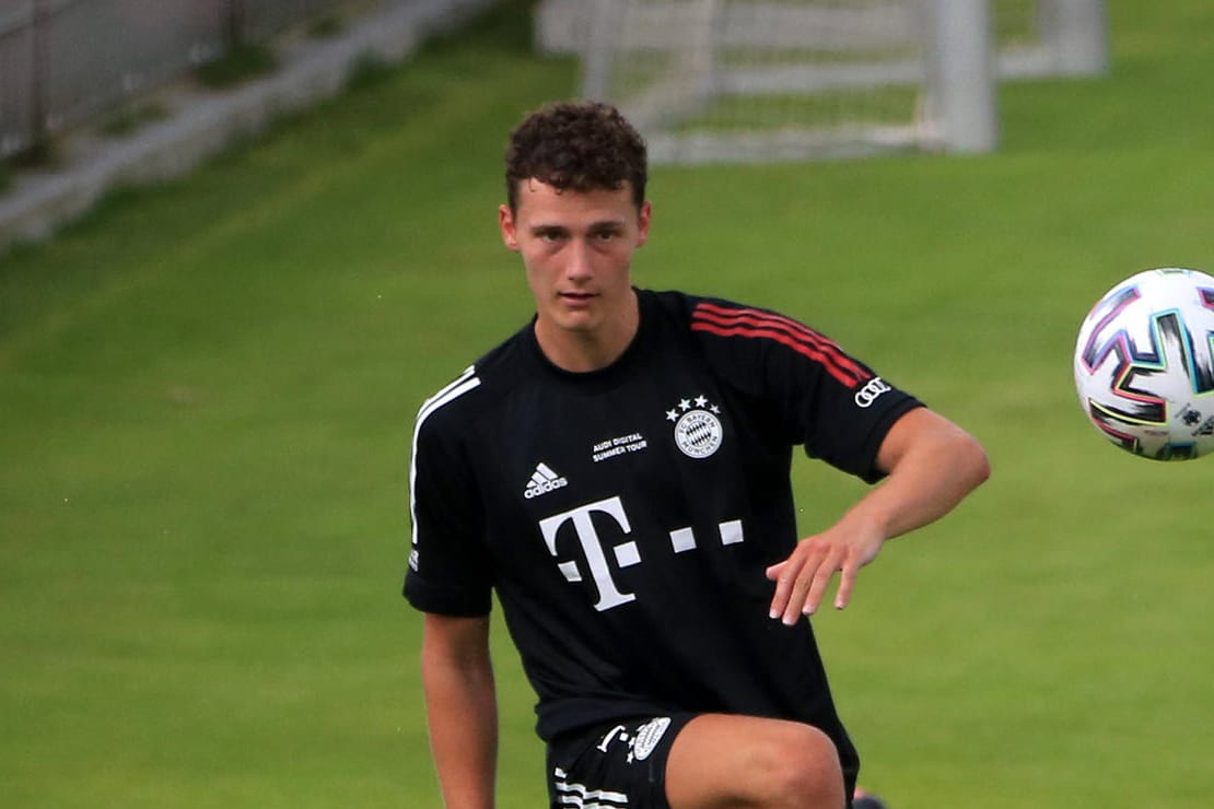 Benjamin Pavard: Der Verteidiger des FC Bayern musste das Training verletzungsbedingt abbrechen.