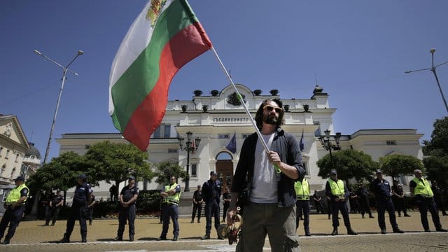 Seit Wochen demonstrieren viele Bulgaren gegen die Regierung und fordern den Rücktritt von Ministerpräsident Boiko Borissow. Seit Wochen demonstrieren viele Bulgaren gegen die Regierung und fordern den Rücktritt von Ministerpräsident Boiko Borissow.
