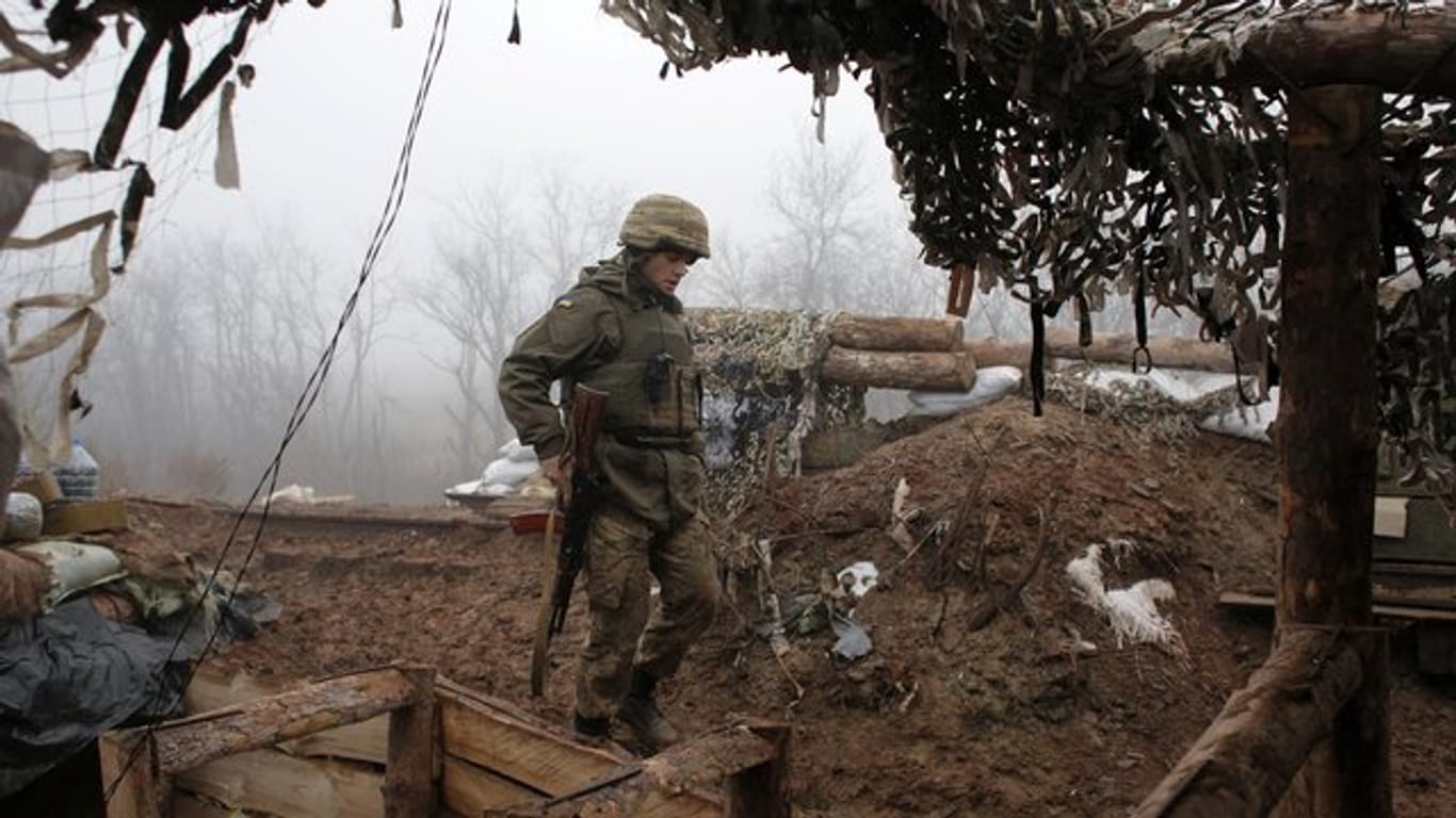 Ein ukrainischer Soldat bringt sich an der Frontlinie in der Region Donezk in Stellung.