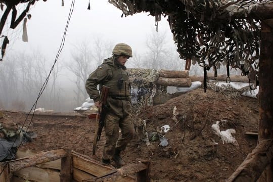 Ein ukrainischer Soldat bringt sich an der Frontlinie in der Region Donezk in Stellung.