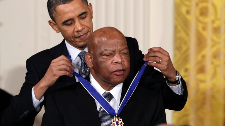 John Lewis bekam 2011 die "Presidential Medal of Freedom" vom damaligen US-Präsidenten Barack Obama verliehen, die höchste zivile Auszeichnung der USA.