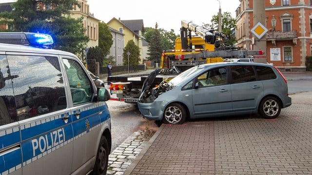 Das beschädigte Auto steht auf dem Gehweg: In Dresden ist ein Auto mit einem Bus zusammengestoßen. Das beschädigte Auto steht auf dem Gehweg: In Dresden ist ein Auto mit einem Bus zusammengestoßen.