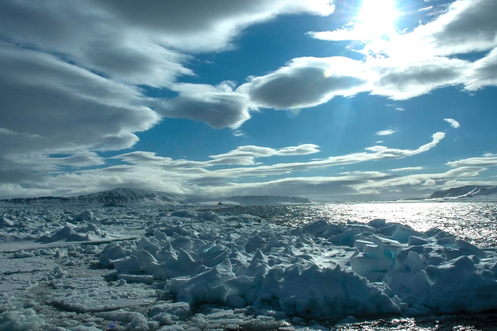 Packeis vor Spitzbergen: Dort messen Forscher derzeit Temperaturen, wie zuletzt vor 40 Jahren.
