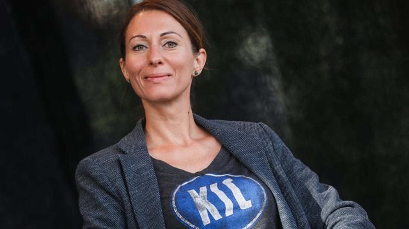 Dorothee Augustin im KSC-Shirt: Sie will Präsidentin des Traditionsklubs werden.